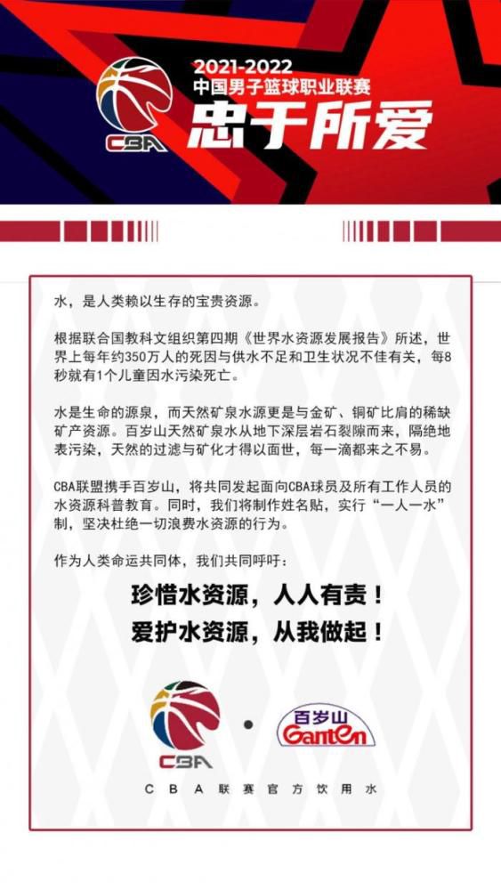 再让我们关注一下影片中马丁的造型，四个人中只有他常戴副厚厚的黑边眼镜，装扮完全是生活化的，连表演也是，不带有戏剧性的色彩。